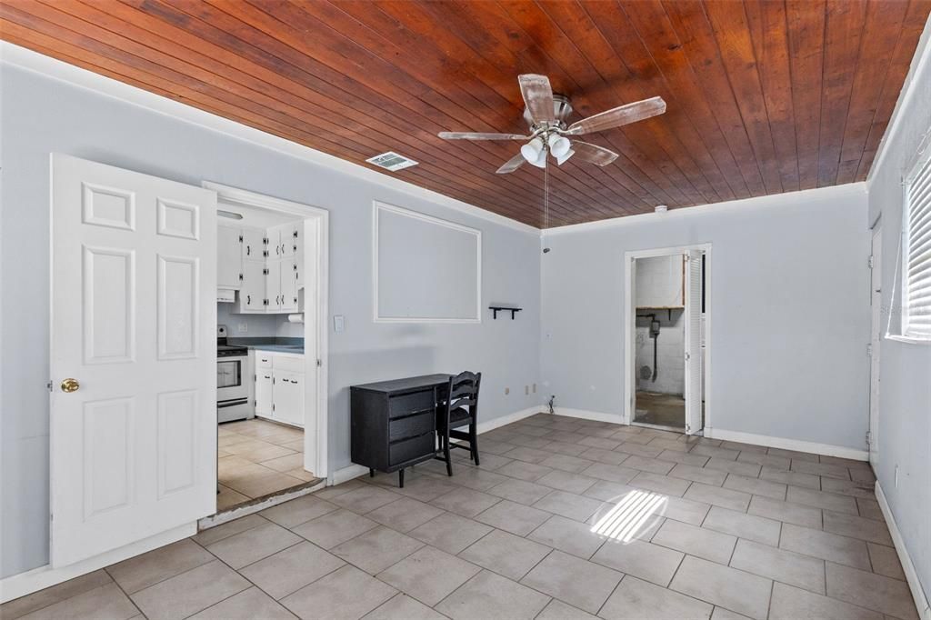 Activo con contrato: $230,000 (3 camas, 1 baños, 1396 Pies cuadrados)
