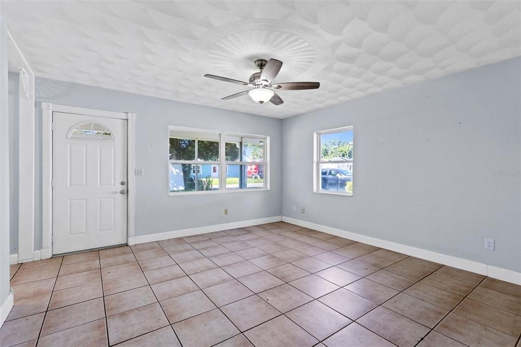 Activo con contrato: $230,000 (3 camas, 1 baños, 1396 Pies cuadrados)