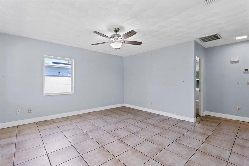 Activo con contrato: $230,000 (3 camas, 1 baños, 1396 Pies cuadrados)