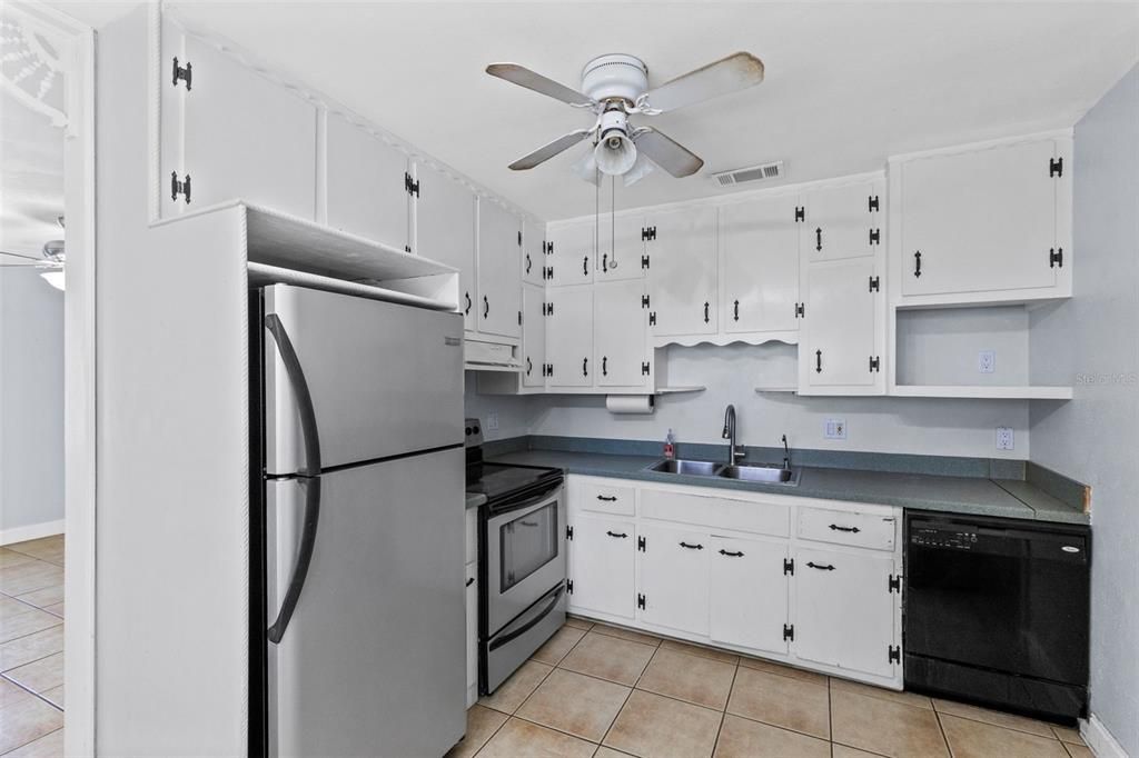 Activo con contrato: $230,000 (3 camas, 1 baños, 1396 Pies cuadrados)