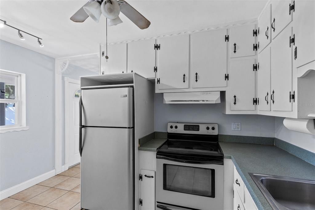 Activo con contrato: $230,000 (3 camas, 1 baños, 1396 Pies cuadrados)