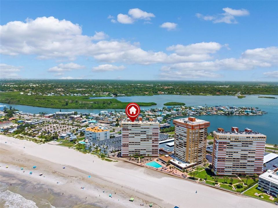 Под контрактом: $622,500 (2 спален, 2 ванн, 1165 Квадратных фут)