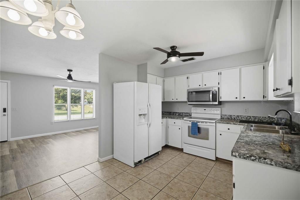 For Sale: $179,900 (2 beds, 1 baths, 1008 Square Feet)