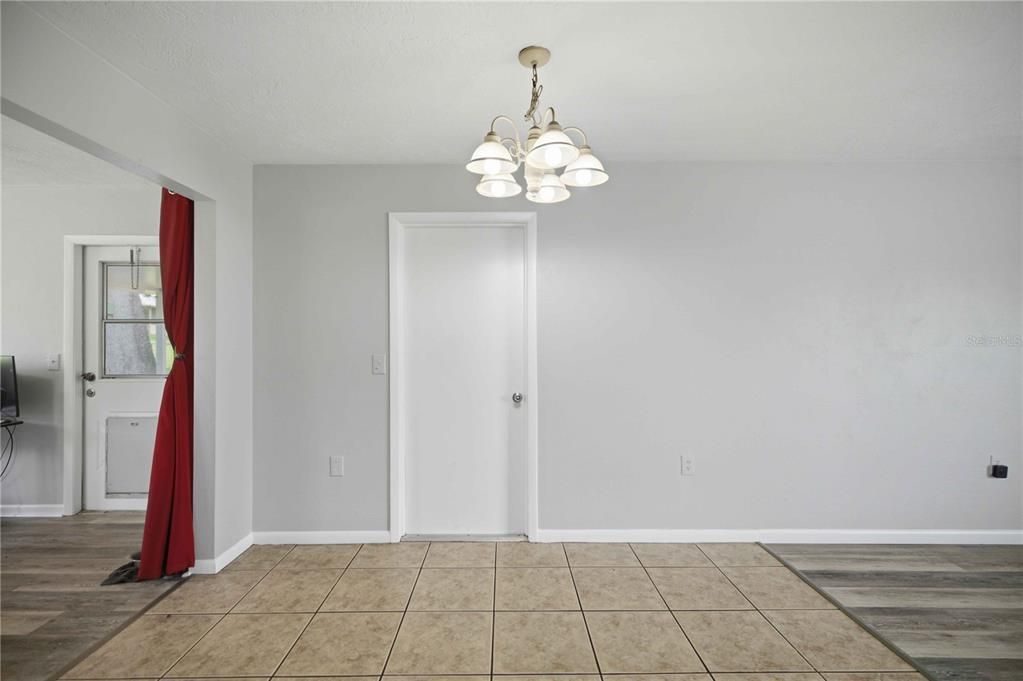 For Sale: $179,900 (2 beds, 1 baths, 1008 Square Feet)
