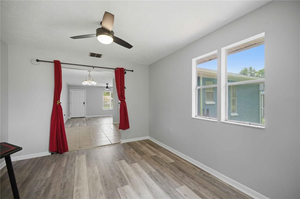 For Sale: $179,900 (2 beds, 1 baths, 1008 Square Feet)