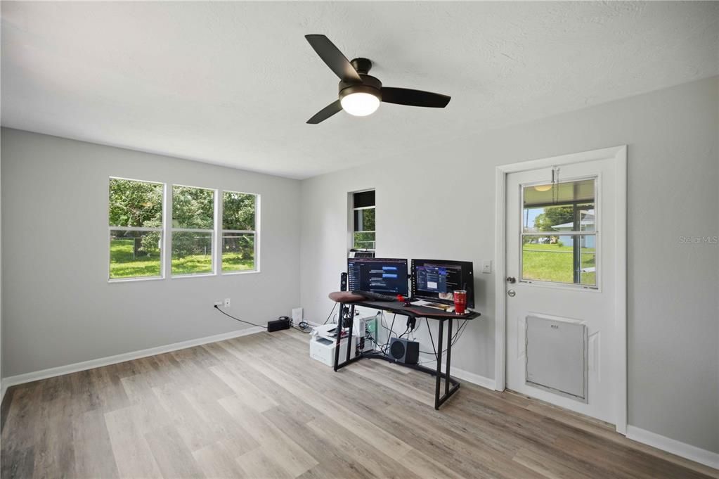For Sale: $179,900 (2 beds, 1 baths, 1008 Square Feet)