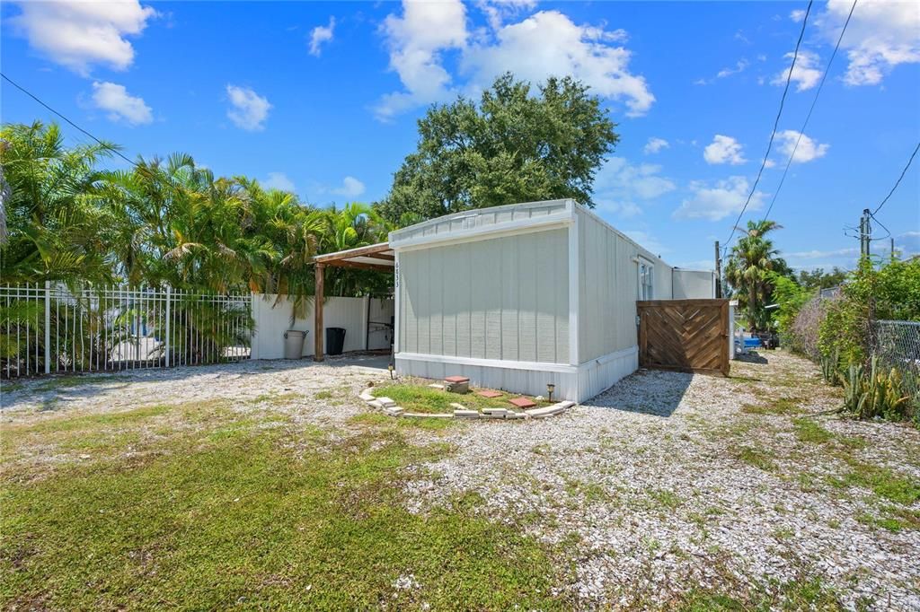 For Sale: $189,900 (2 beds, 1 baths, 576 Square Feet)