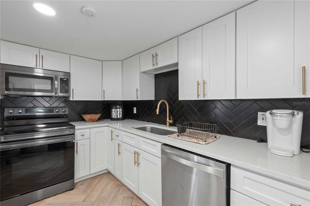 For Sale: $189,900 (2 beds, 1 baths, 576 Square Feet)