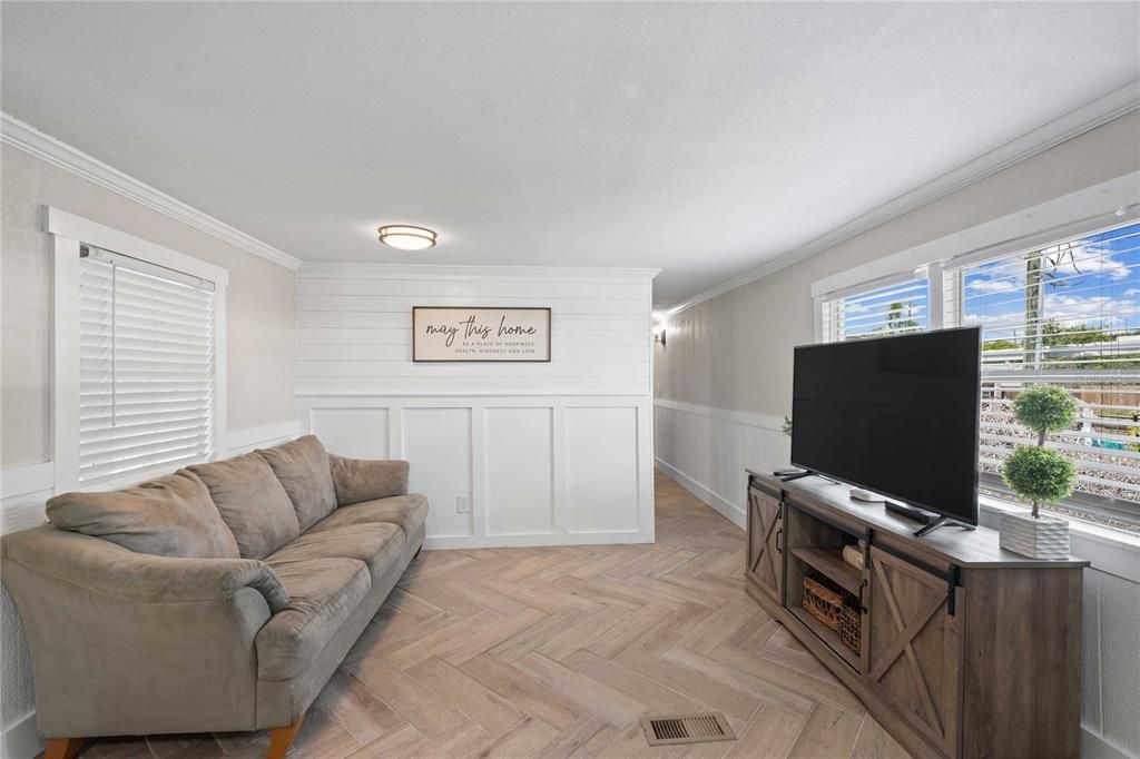 For Sale: $189,900 (2 beds, 1 baths, 576 Square Feet)
