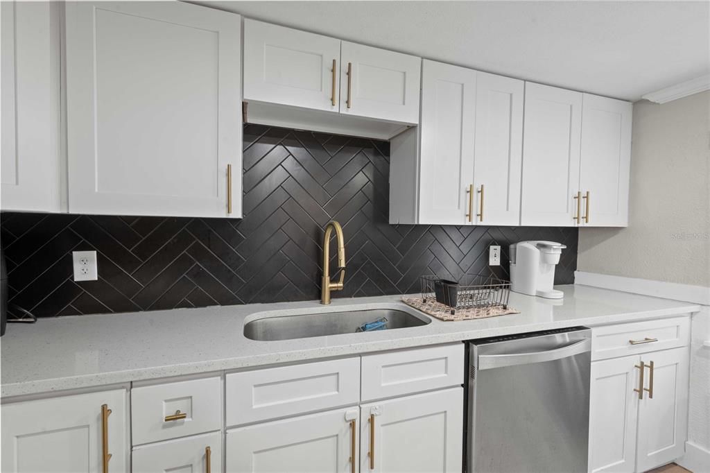 For Sale: $189,900 (2 beds, 1 baths, 576 Square Feet)