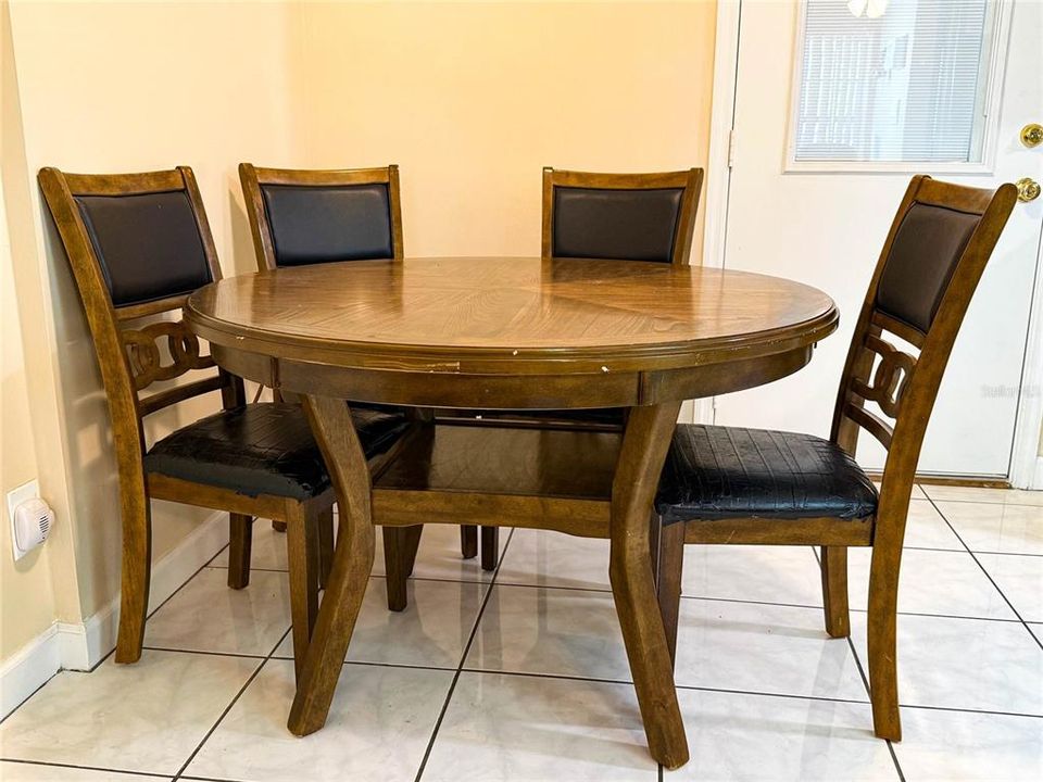 На продажу: $245,000 (2 спален, 1 ванн, 1125 Квадратных фут)