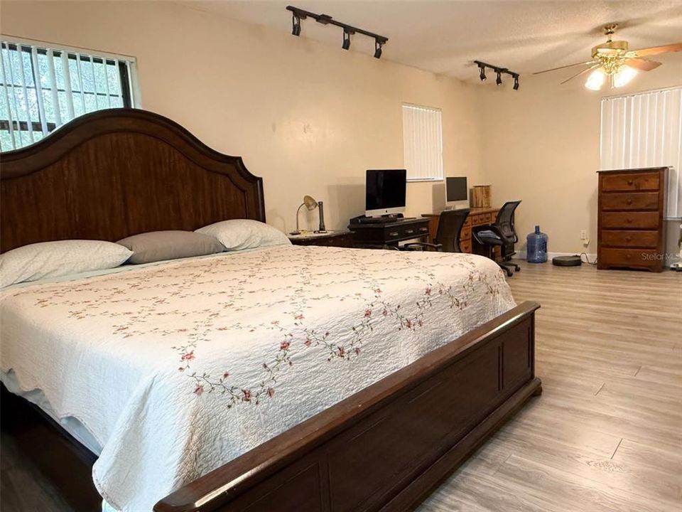 На продажу: $245,000 (2 спален, 1 ванн, 1125 Квадратных фут)