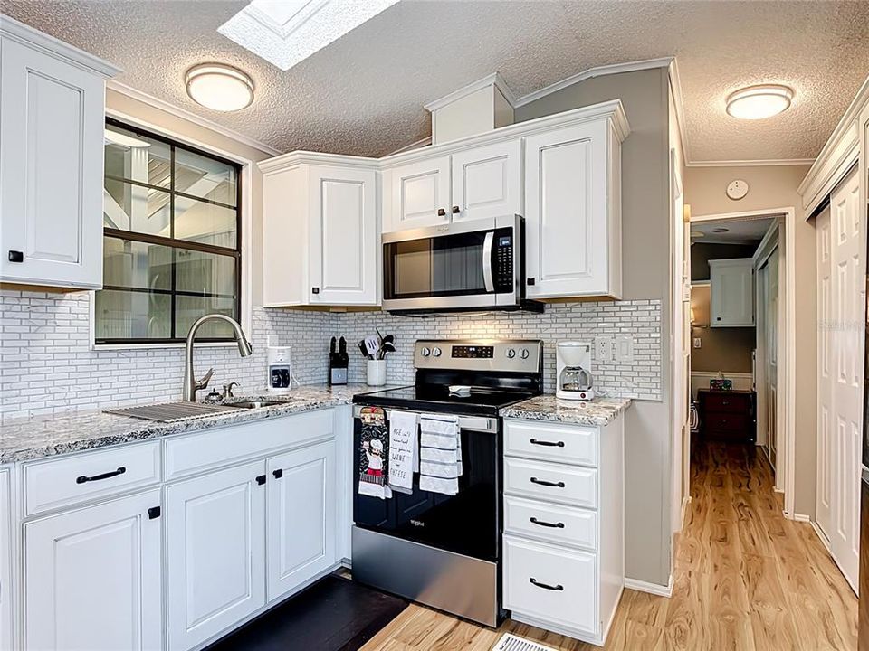 For Sale: $124,900 (1 beds, 1 baths, 659 Square Feet)