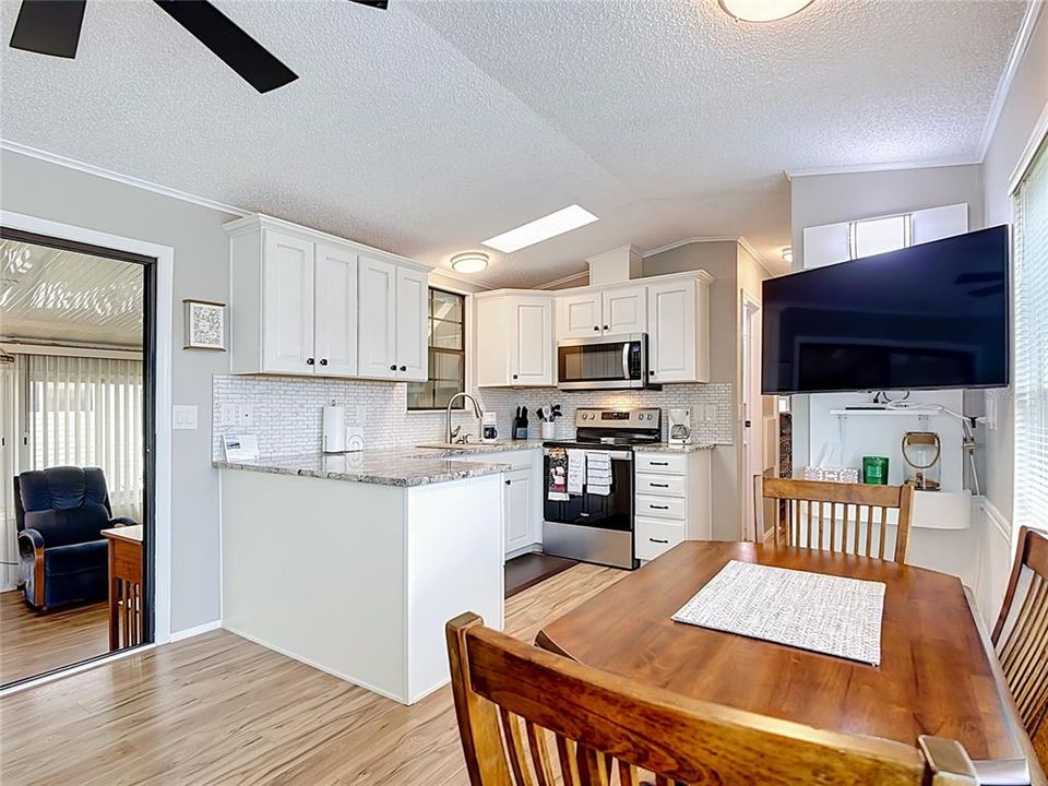 For Sale: $124,900 (1 beds, 1 baths, 659 Square Feet)
