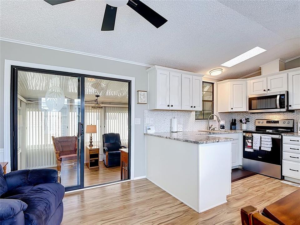 For Sale: $124,900 (1 beds, 1 baths, 659 Square Feet)
