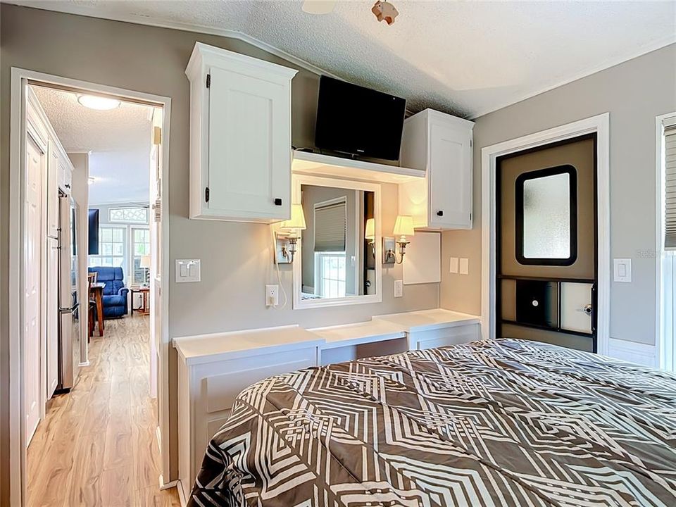 For Sale: $124,900 (1 beds, 1 baths, 659 Square Feet)