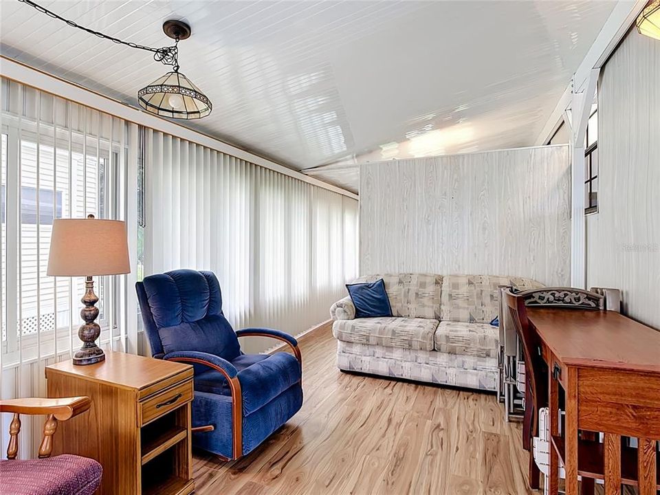 For Sale: $124,900 (1 beds, 1 baths, 659 Square Feet)