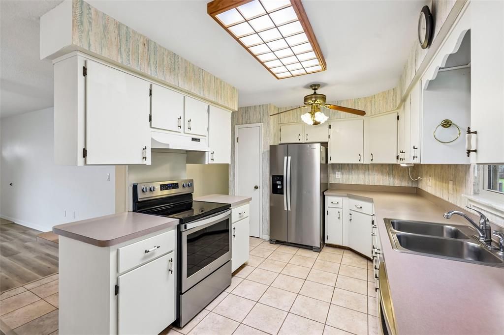 For Sale: $269,000 (2 beds, 3 baths, 2146 Square Feet)
