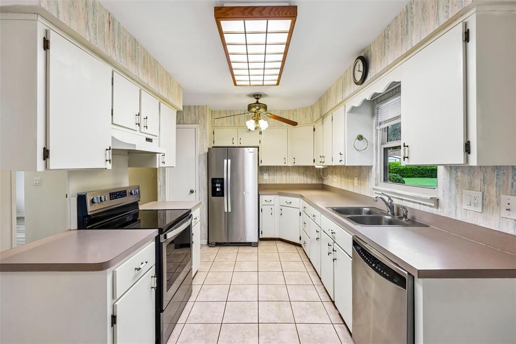For Sale: $269,000 (2 beds, 3 baths, 2146 Square Feet)