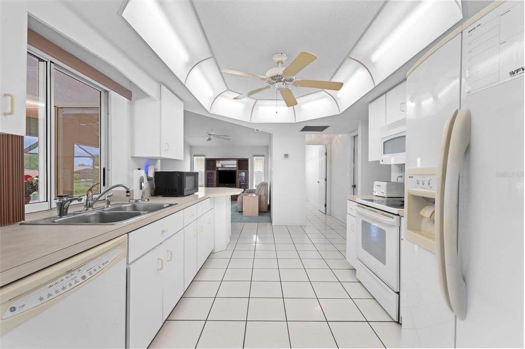Под контрактом: $299,999 (3 спален, 2 ванн, 1767 Квадратных фут)