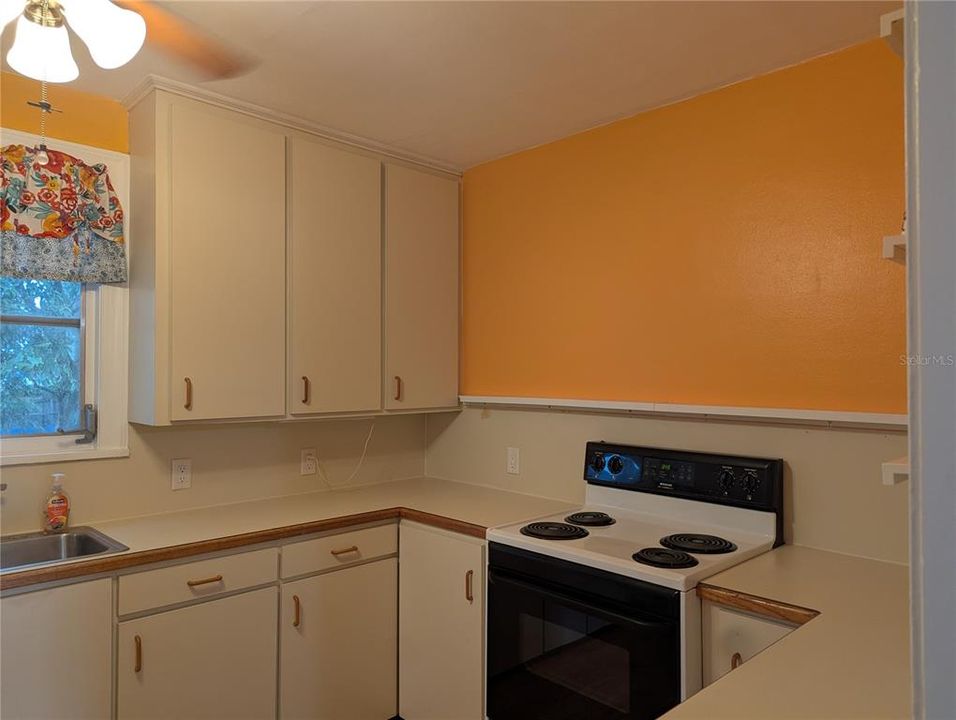 Activo con contrato: $2,495 (3 camas, 2 baños, 1281 Pies cuadrados)