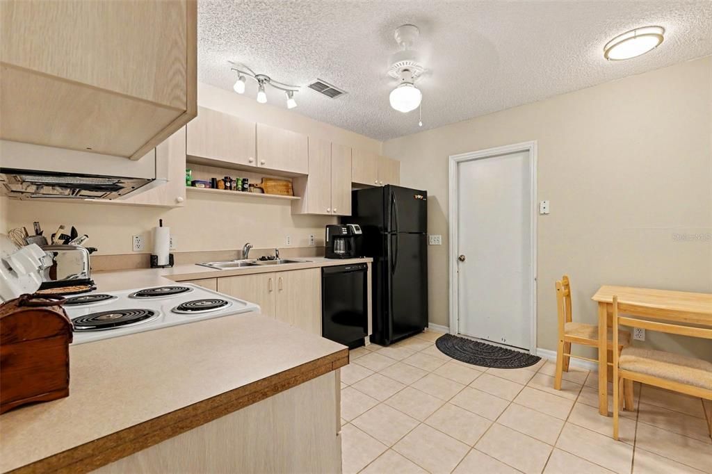 На продажу: $269,900 (2 спален, 2 ванн, 1148 Квадратных фут)