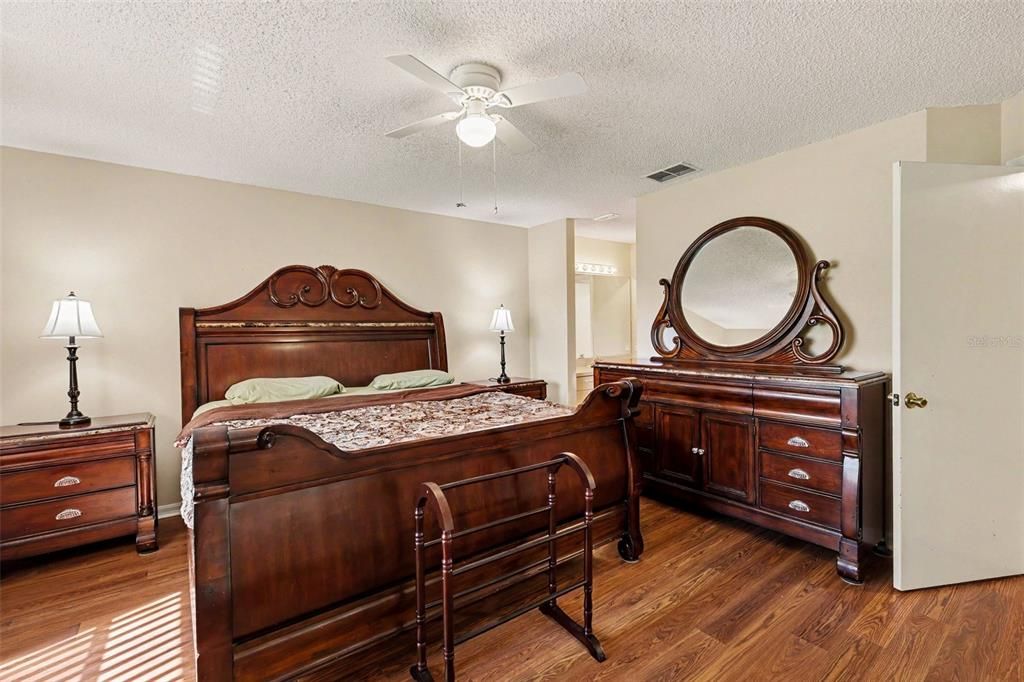 На продажу: $269,900 (2 спален, 2 ванн, 1148 Квадратных фут)