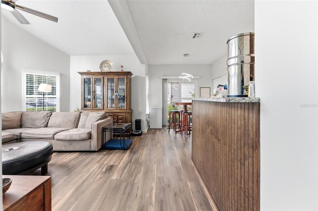На продажу: $194,900 (2 спален, 2 ванн, 1128 Квадратных фут)