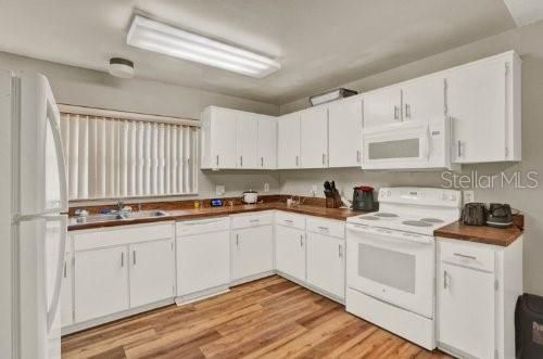 На продажу: $240,000 (3 спален, 2 ванн, 1586 Квадратных фут)