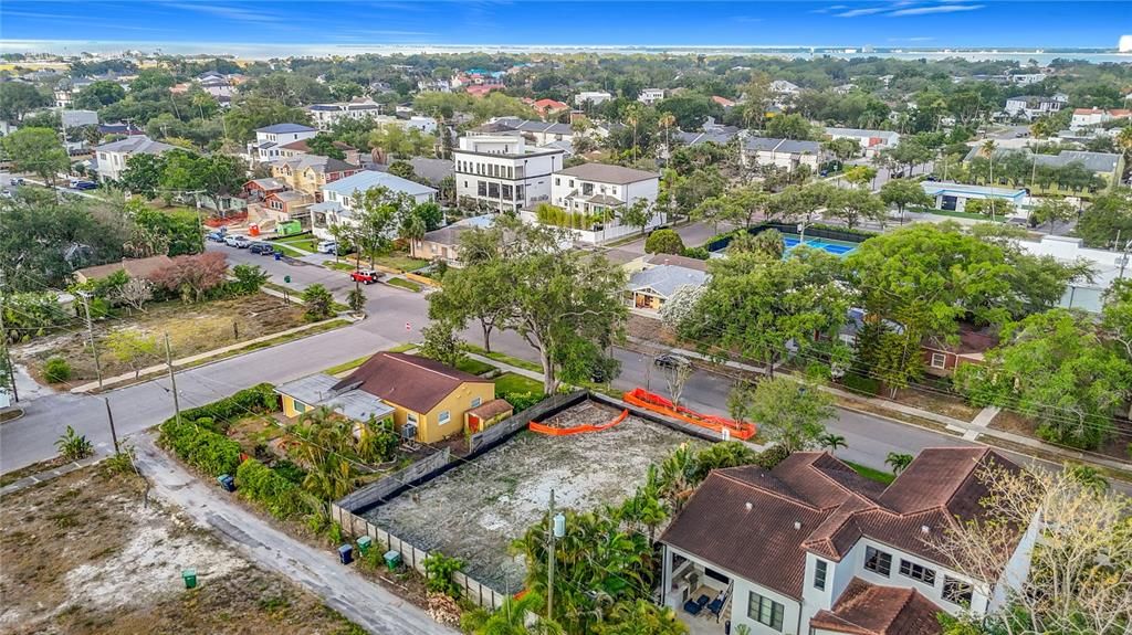На продажу: $1,100,000 (0.16 acres)