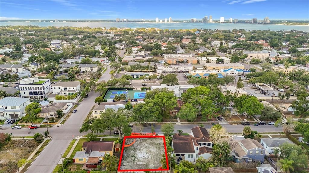 На продажу: $1,100,000 (0.16 acres)