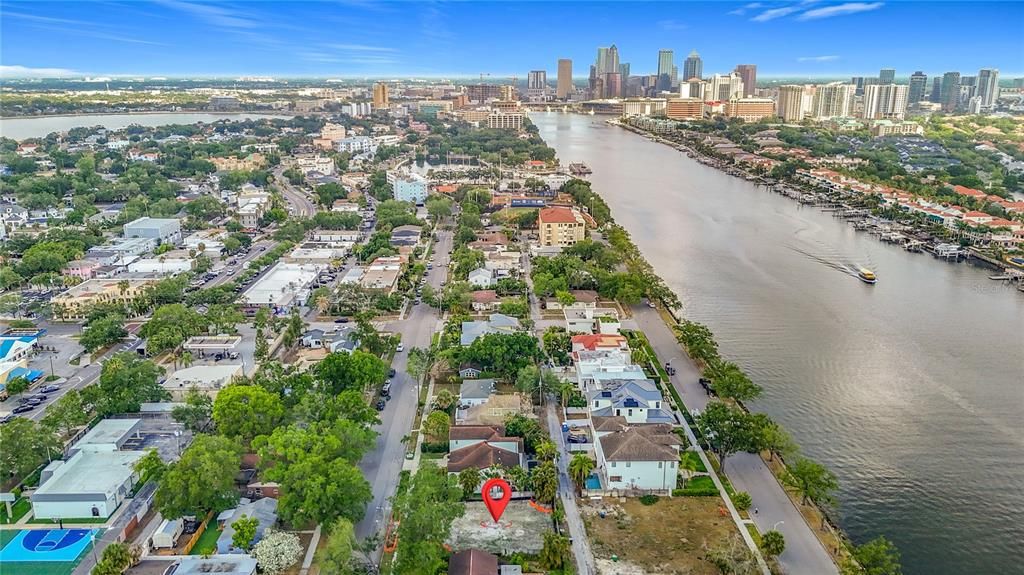 На продажу: $1,100,000 (0.16 acres)