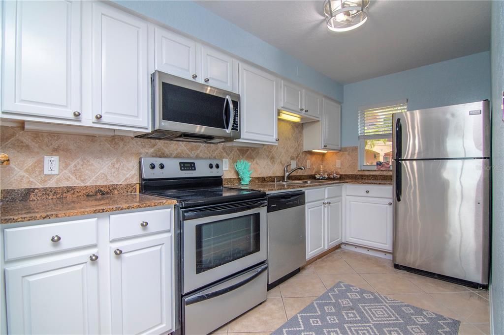 For Rent: $3,000 (2 beds, 1 baths, 851 Square Feet)