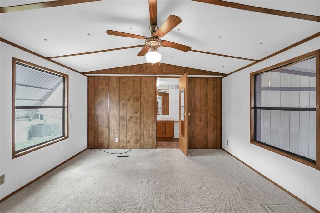 For Sale: $49,000 (2 beds, 2 baths, 924 Square Feet)