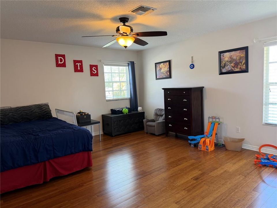 En Venta: $990,000 (4 camas, 3 baños, 3044 Pies cuadrados)