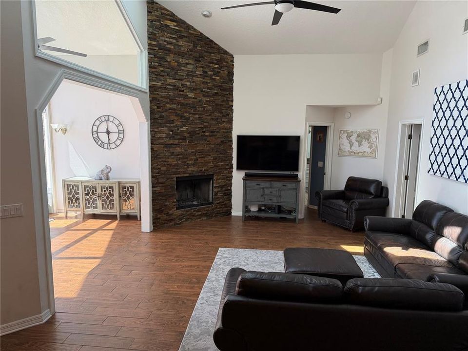En Venta: $990,000 (4 camas, 3 baños, 3044 Pies cuadrados)