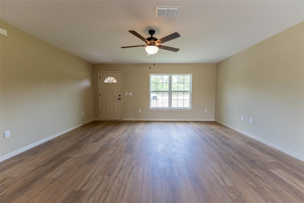 Activo con contrato: $239,900 (3 camas, 2 baños, 1331 Pies cuadrados)