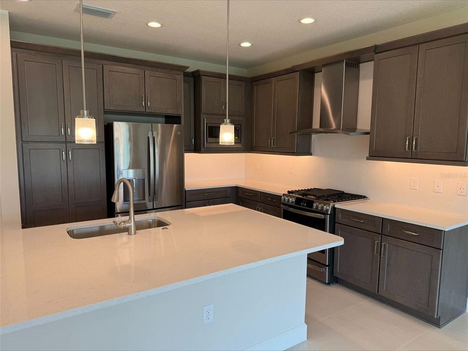 En Venta: $580,900 (3 camas, 3 baños, 2073 Pies cuadrados)