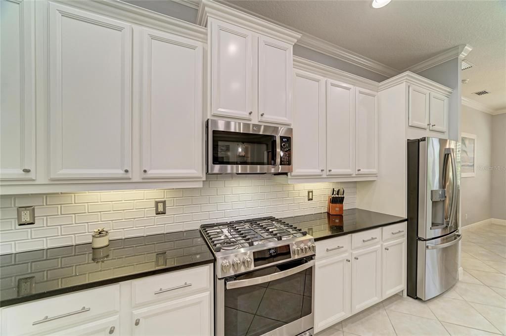 For Sale: $1,220,000 (3 beds, 2 baths, 2411 Square Feet)
