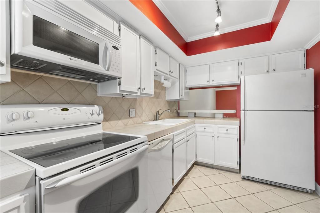 На продажу: $209,900 (2 спален, 2 ванн, 1010 Квадратных фут)