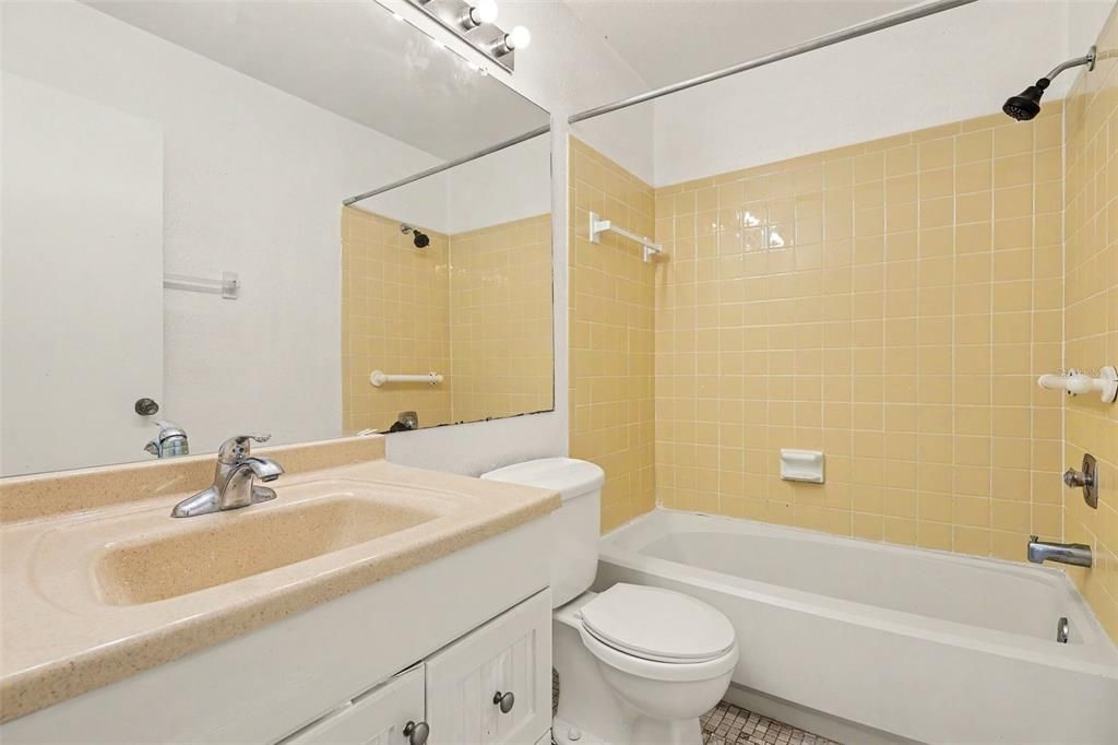 На продажу: $245,000 (2 спален, 2 ванн, 1153 Квадратных фут)