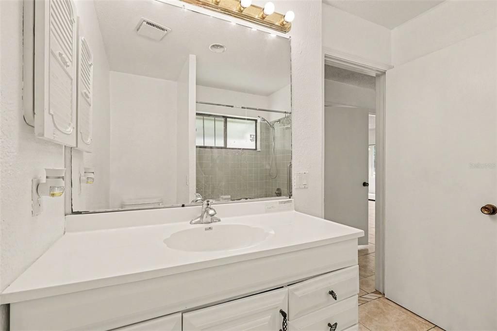 На продажу: $245,000 (2 спален, 2 ванн, 1153 Квадратных фут)