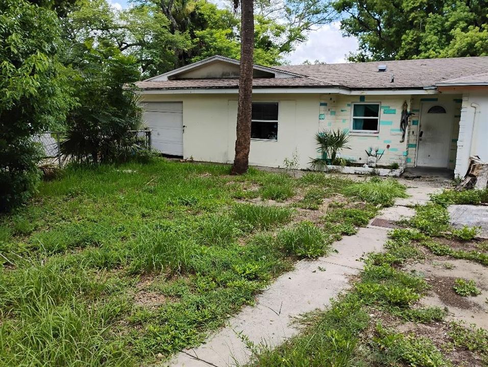 Activo con contrato: $399,900 (5 camas, 2 baños, 2394 Pies cuadrados)