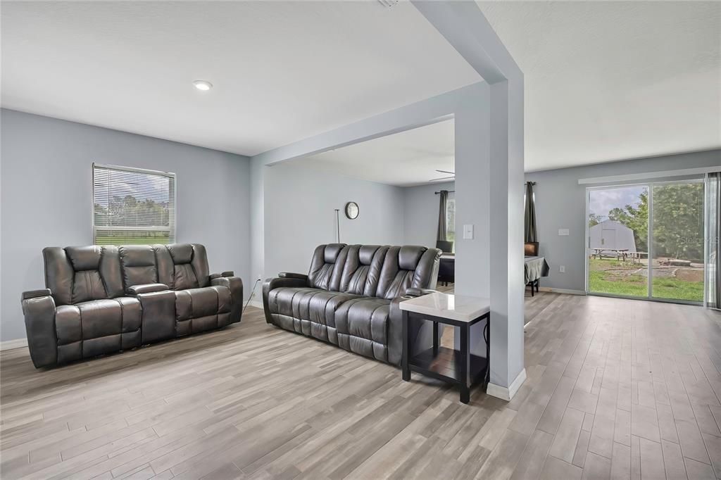 En Venta: $339,000 (4 camas, 2 baños, 1646 Pies cuadrados)