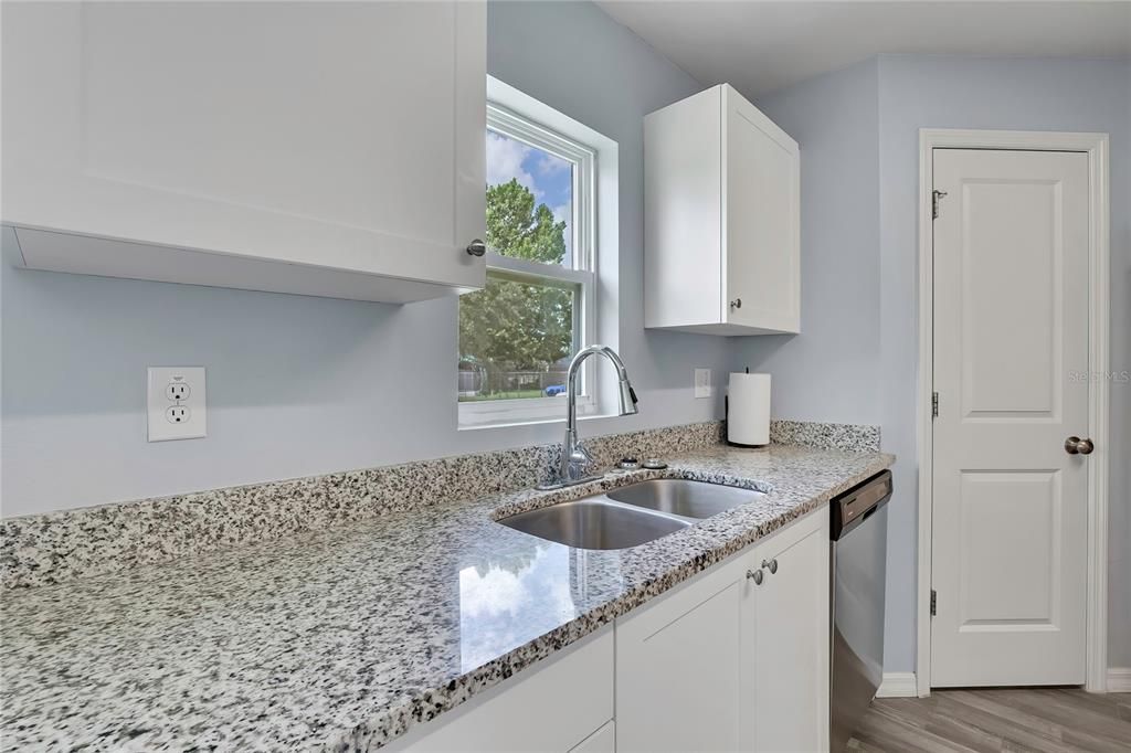 En Venta: $339,000 (4 camas, 2 baños, 1646 Pies cuadrados)