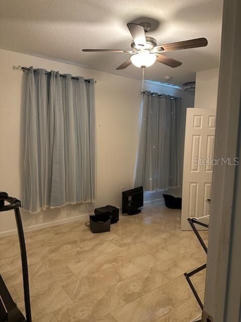 En Venta: $560,000 (4 camas, 2 baños, 2450 Pies cuadrados)