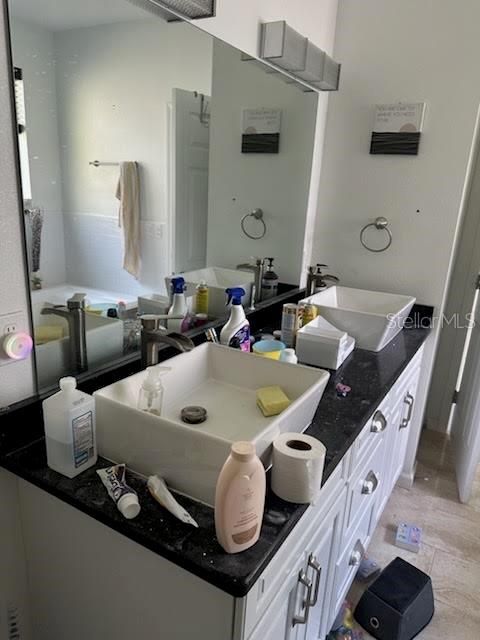 En Venta: $560,000 (4 camas, 2 baños, 2450 Pies cuadrados)