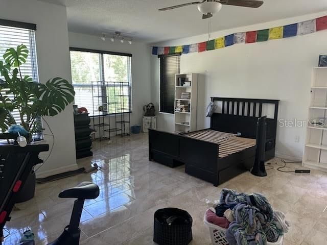 En Venta: $560,000 (4 camas, 2 baños, 2450 Pies cuadrados)