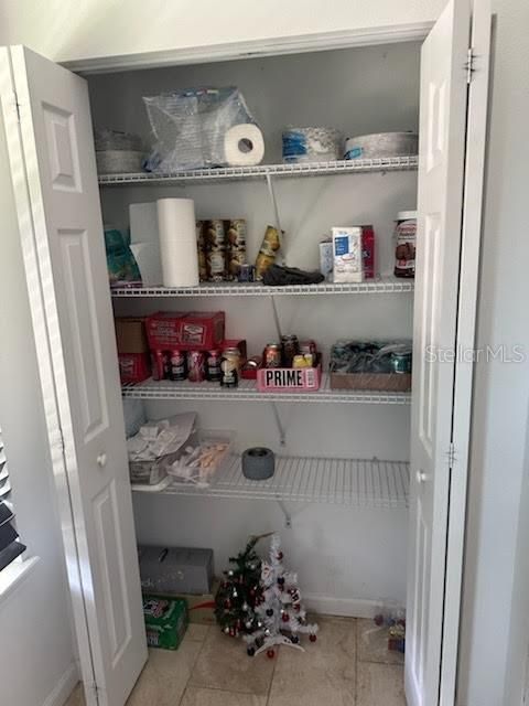 En Venta: $560,000 (4 camas, 2 baños, 2450 Pies cuadrados)
