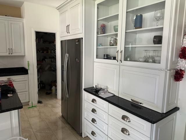 En Venta: $560,000 (4 camas, 2 baños, 2450 Pies cuadrados)